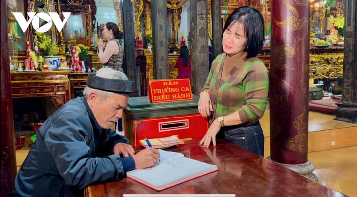 Phản cảm ở ngôi đền có hai loại hòm công đức-3