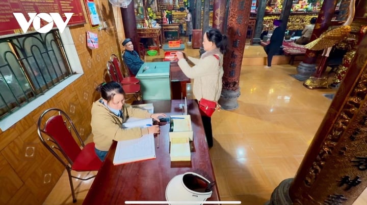 Phản cảm ở ngôi đền có hai loại hòm công đức-4