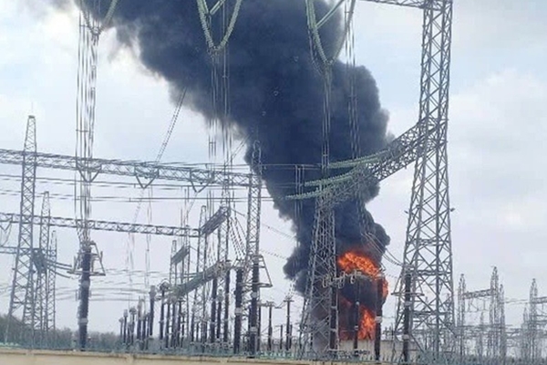 Cảnh sát giải cứu cụ ông 78 tuổi trong vụ chập điện bếp từ gây cháy-4