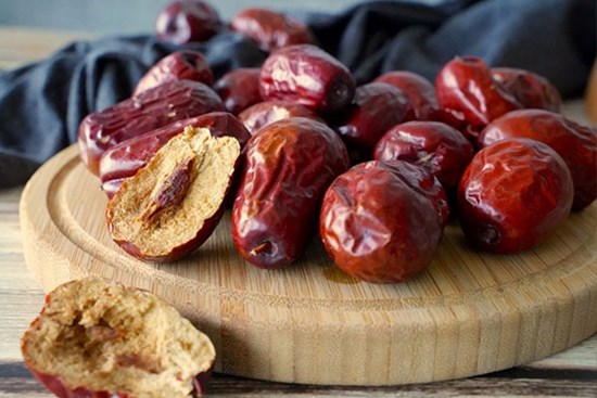 Người Việt chi tiền tỷ mỗi năm mua táo đỏ, ăn kiểu này thành