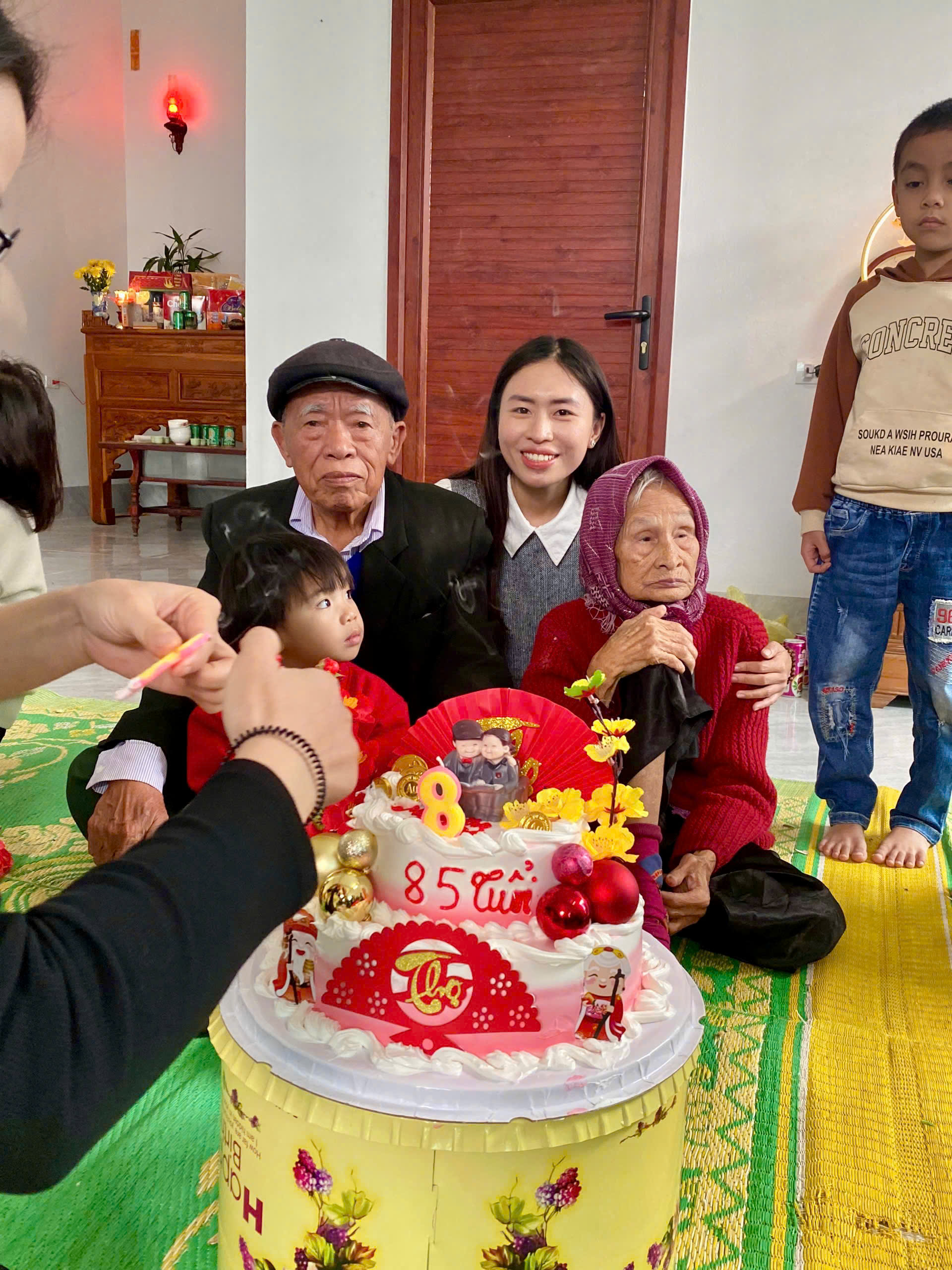 Bước vào căn phòng của bà 85 tuổi, cháu gái bật ngửa khi phát hiện ngày nào bà cũng làm 1 hành động trên giường-2