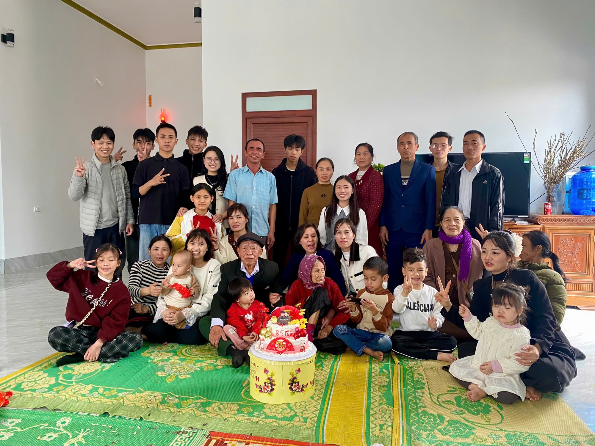 Bước vào căn phòng của bà 85 tuổi, cháu gái bật ngửa khi phát hiện ngày nào bà cũng làm 1 hành động trên giường-3