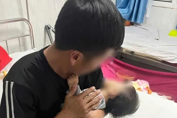 Bắt khẩn cấp người phụ nữ bạo hành 2 bé tại điểm giữ trẻ tự phát ở Long An-3