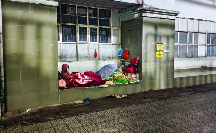 Cảnh người nhà bệnh nhân co ro trên ghế đá, ngủ vạ vật ở gầm cầu thang bệnh viện-12