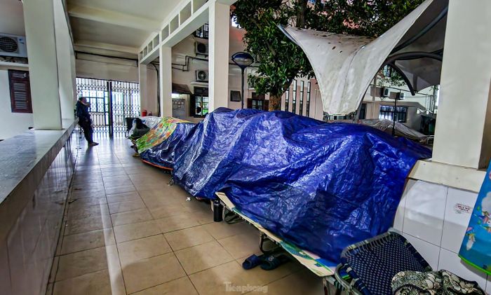 Cảnh người nhà bệnh nhân co ro trên ghế đá, ngủ vạ vật ở gầm cầu thang bệnh viện-2