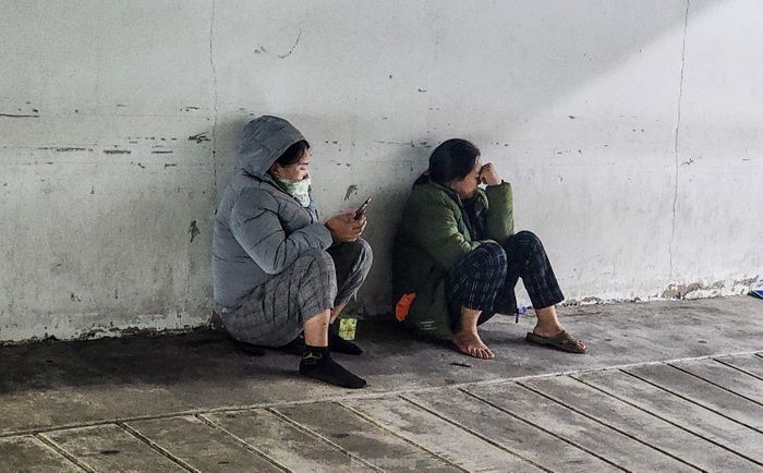 Cảnh người nhà bệnh nhân co ro trên ghế đá, ngủ vạ vật ở gầm cầu thang bệnh viện-14