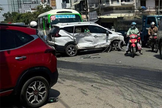 Ô tô con 'phóng như bay' gây tai nạn liên hoàn ở Đồng Nai