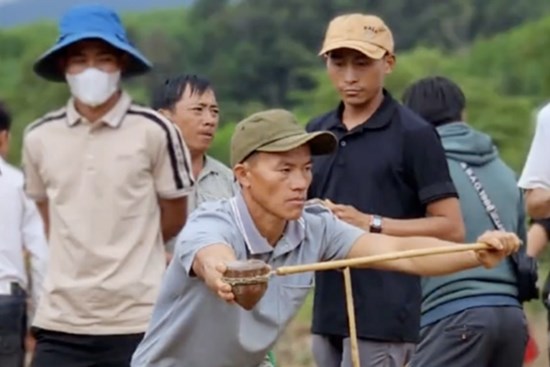 Chàng trai H'Mông gây sốt mạng với clip về trò chơi đánh cù