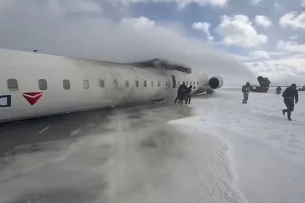 NÓNG: Máy bay Mỹ chở 80 người lật ngược trên đường băng, hình ảnh hiện trường gây sốc-1