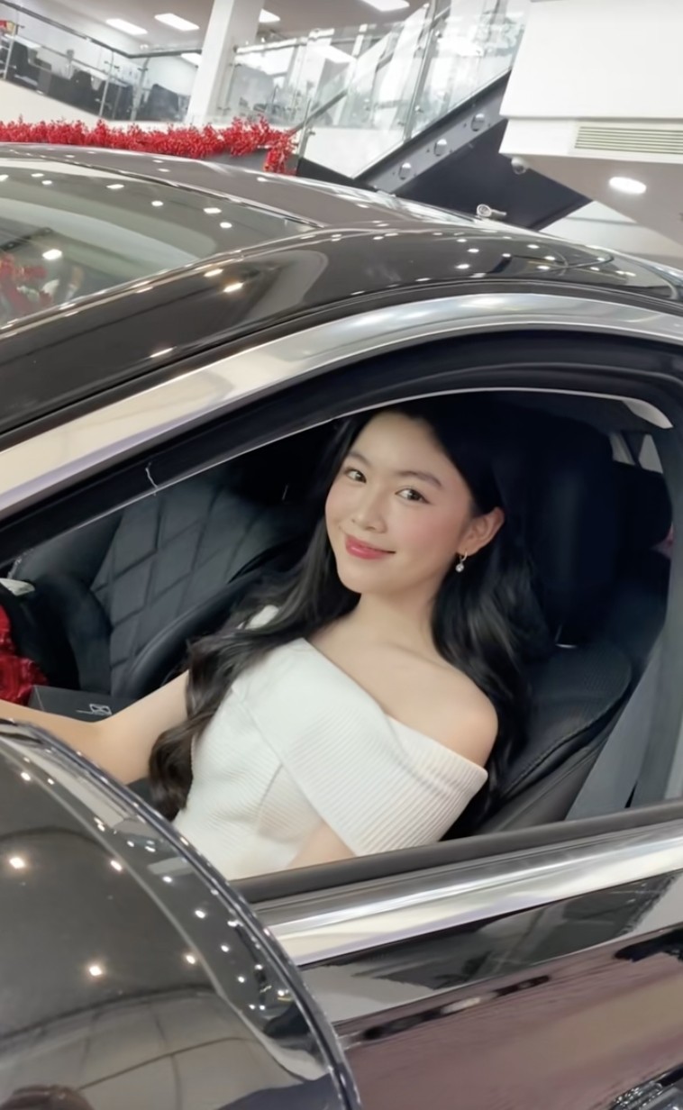 Lọ Lem ở tuổi 19: Tậu xế hộp 7 tỷ đồng gây choáng, sở hữu bộ sưu tập túi xách trăm triệu-1