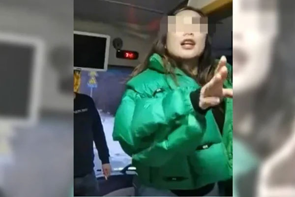 Hướng dẫn viên dọa đuổi du khách ra giữa trời tuyết nếu không mua hàng-1