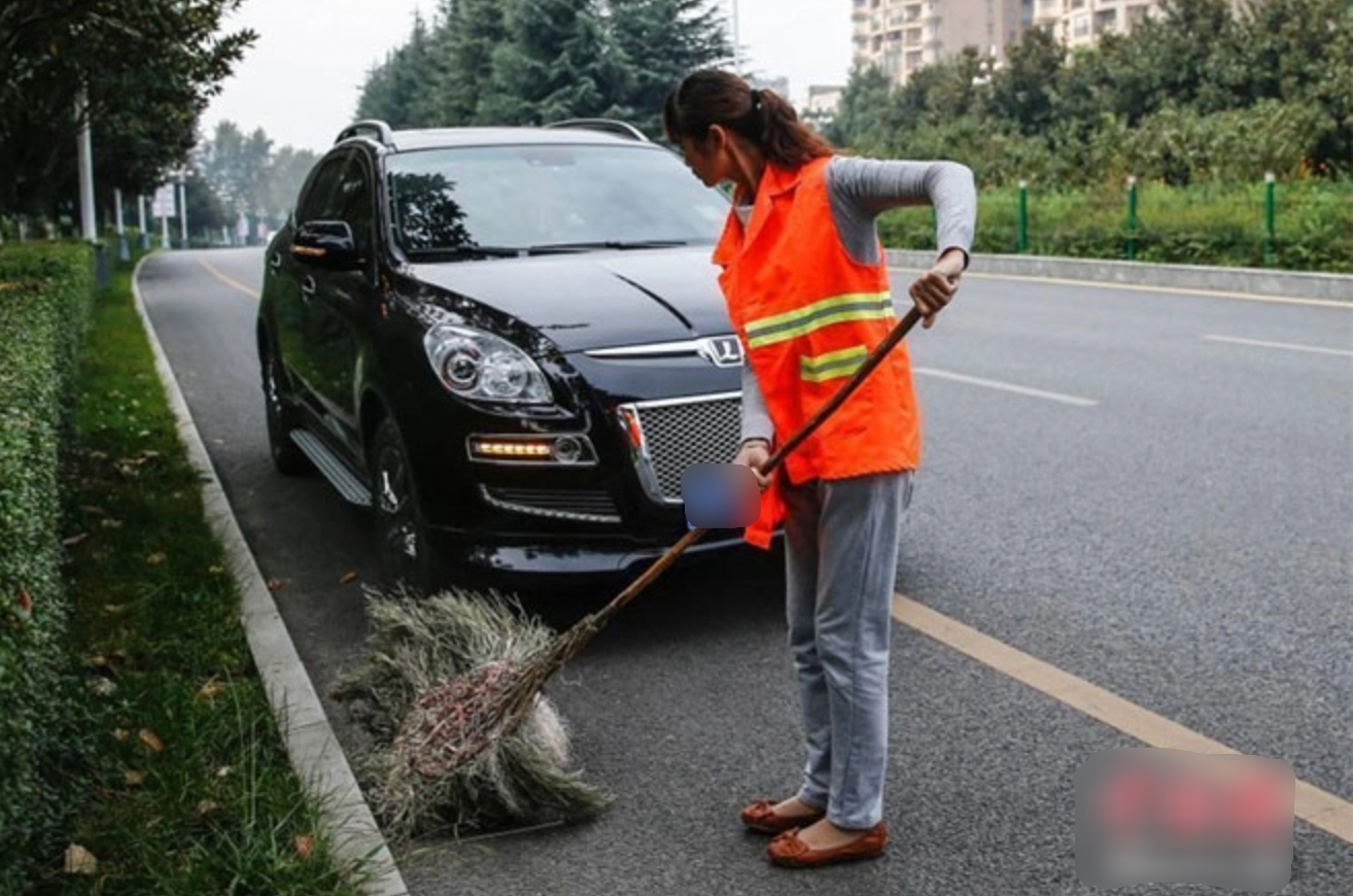 Từ nhân viên văn phòng trong 4 năm giờ xuống làm công nhân quét rác: Cô gái 26 tuổi đã trải qua những chuyện gì?-2