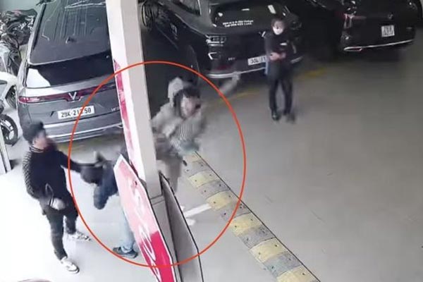 Dân mạng lên án tài xế đạp vào đầu người khác: Gây tai nạn còn dở thói côn đồ-1