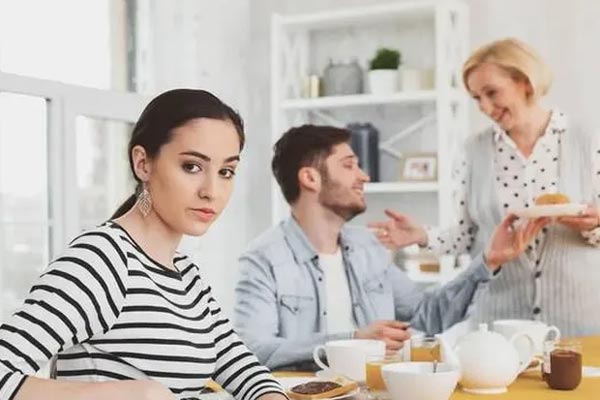 Mẹ chồng chia tài sản cho chiếc tủ cũ nát, con dâu bật khóc khi thấy những thứ bên trong-2