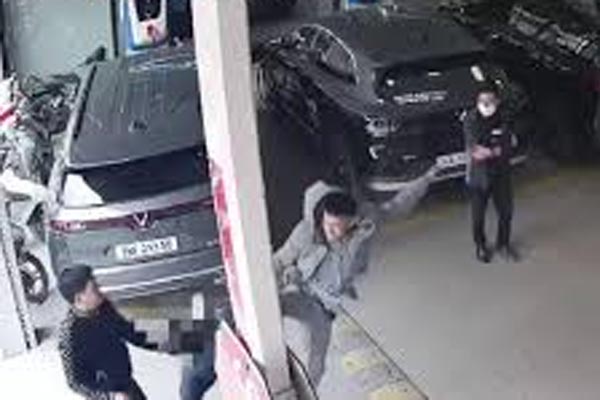 Tài xế ô tô CX5 ủn lê xe máy dưới gầm suốt đoạn đường dài ở Hà Nội-2