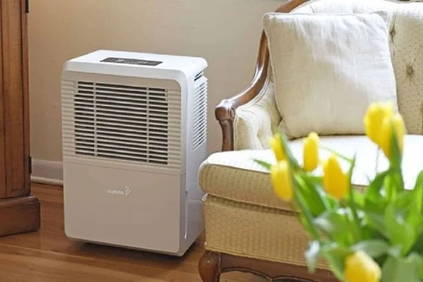Chống nồm ẩm dùng điều hoà hay máy hút ẩm có lợi hơn?-3