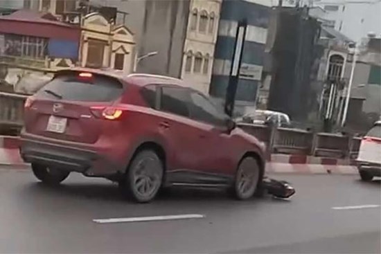 Tài xế ô tô CX5 ủn lê xe máy dưới gầm suốt đoạn đường dài ở Hà Nội