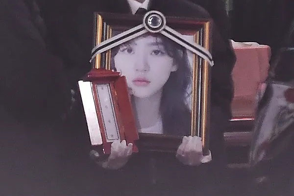 Từ Sulli, Goo Hara đến Kim Sae Ron - hàng loạt nghệ sĩ ra đi ở tuổi đôi mươi: Tấn bi kịch của showbiz Hàn mang tên dư luận-6