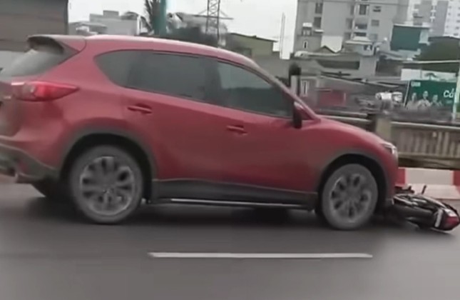 Triệu tập tài xế Mazda CX5 kéo lê xe máy trên đường phố Hà Nội-1