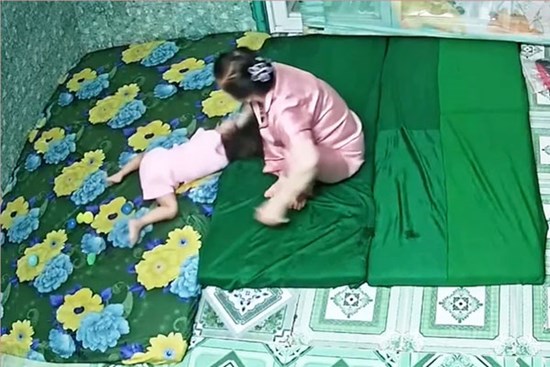 Bắt khẩn cấp người phụ nữ bạo hành 2 bé tại điểm giữ trẻ tự phát ở Long An