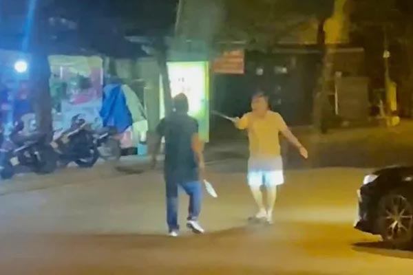 Ô tô 5 chỗ bị ép chặt giữa 2 xe container trên cầu Phú Mỹ, giao thông ùn ứ 2 giờ-3