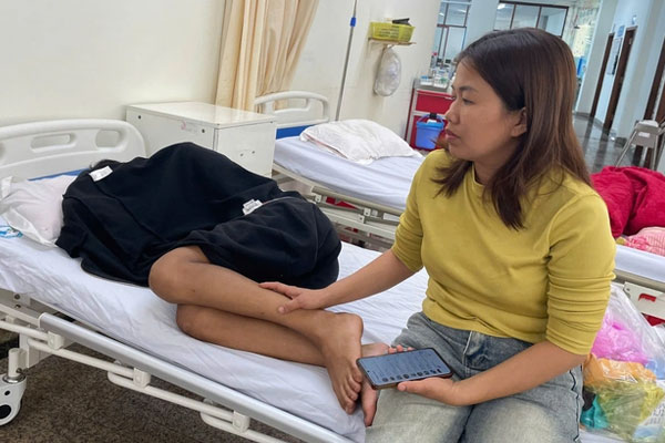 Nam thanh niên bị vụt liên tiếp vào đầu, nằm gục giữa đường-2