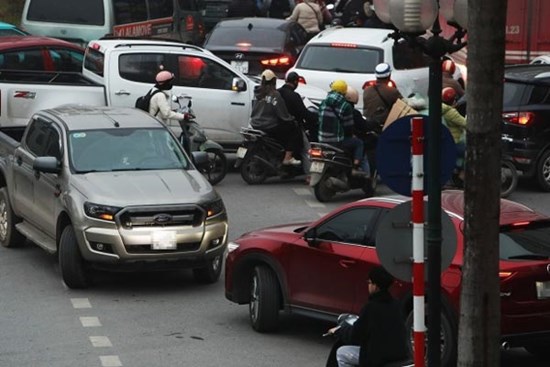 Hai đèn đỏ bất hợp lý liền nhau, cả ngã tư đứng im