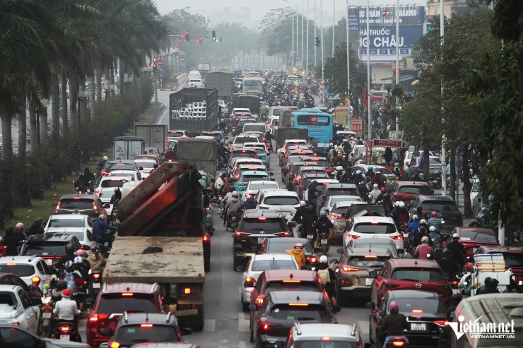 Hai đèn đỏ bất hợp lý liền nhau, cả ngã tư đứng im-1