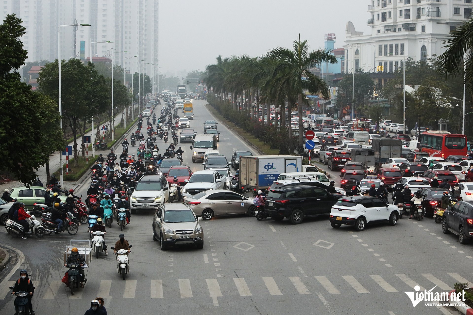 Hai đèn đỏ bất hợp lý liền nhau, cả ngã tư đứng im-3