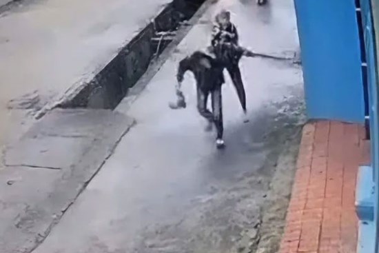 Nam thanh niên bị vụt liên tiếp vào đầu, nằm gục giữa đường