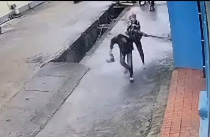 Nam thanh niên bị vụt liên tiếp vào đầu, nằm gục giữa đường-1