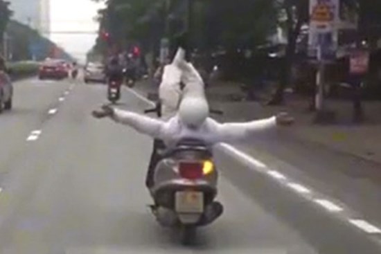 Người đàn ông đi xe máy 'làm xiếc' trên đường phố ở Nghệ An