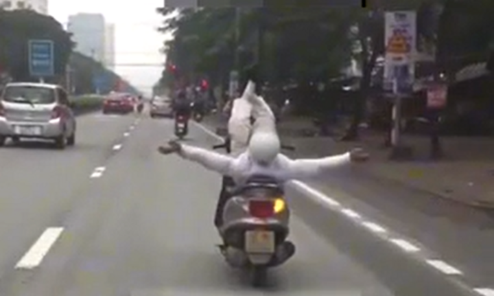 Người đàn ông đi xe máy làm xiếc trên đường phố ở Nghệ An-1
