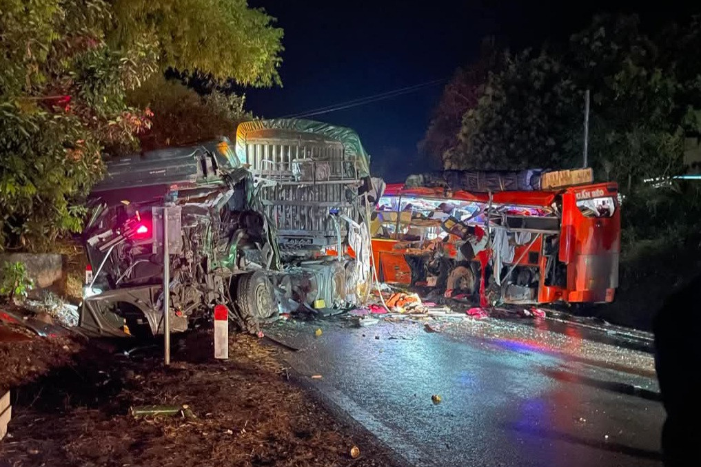 Hiện trường vụ tai nạn giữa xe khách và xe đầu kéo khiến 6 người tử vong-1