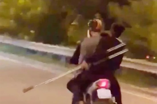 Nhóm thanh thiếu niên cầm hung khí 'dạo phố' ở Thủ Đức gây náo loạn
