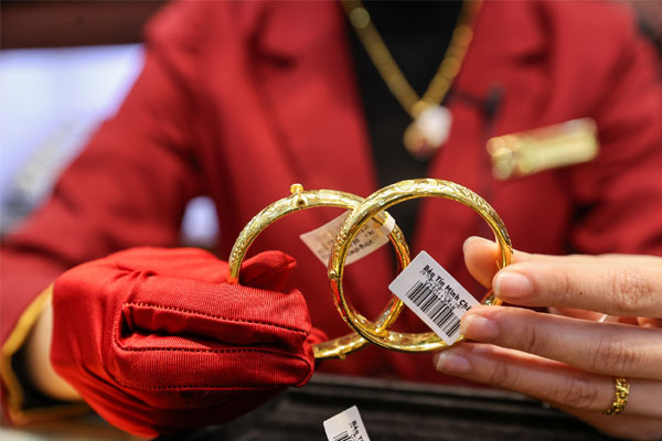 Nhà đầu tư nên làm gì khi giá vàng liên tục lập đỉnh lịch sử?-2