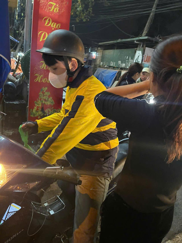 Thấy người mẹ khóc nức nở hớt hải tìm con trai đi lạc trong đêm, nam shipper liền bỏ dở đơn hàng và làm điều bất ngờ-2