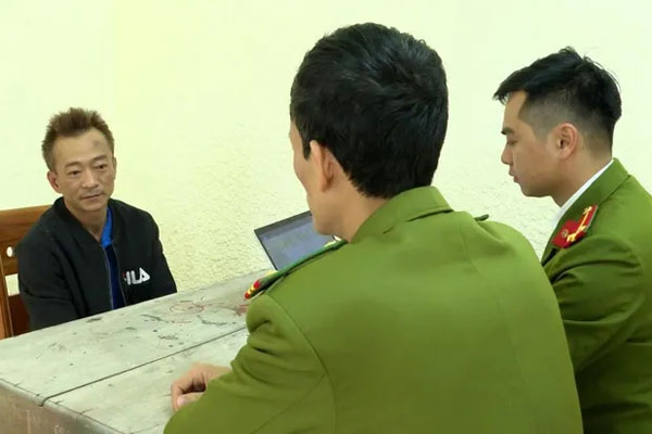 Clip: Cầm ô khi đi xe đạp giữa trời mưa, những gì diễn ra sau đó khiến bé gái nhớ suốt đời!-1