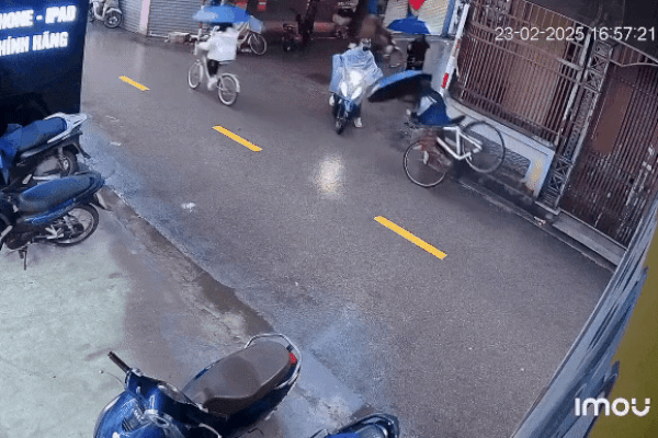 Giúp người gặp nạn trên đường, người phụ nữ bị xe máy tông tử vong-2