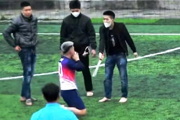 Yêu cùng một cô gái, thanh niên gọi đồng bọn đến sân bóng đe doạ tình địch-3