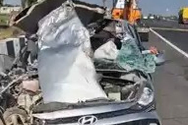 Xe máy va chạm ô tô ở Hà Nội, 3 thanh niên tử vong-2