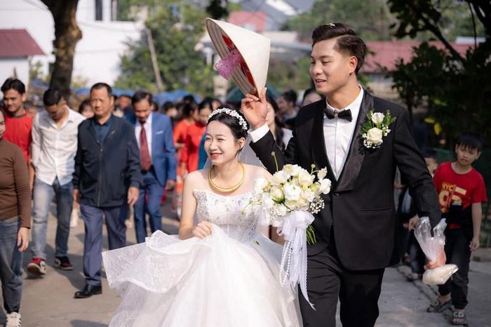 Cô gái Hà Nội cao 1m49 yêu chàng 1m83, ngày cưới khiến quan khách bật cười-1