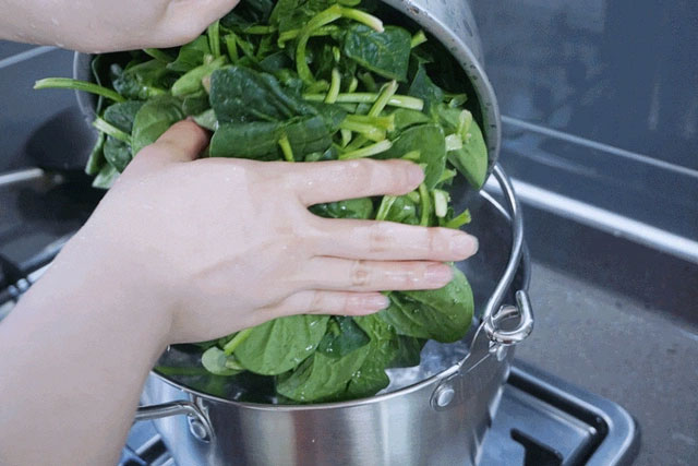 Bác sĩ tiết lộ 4 thực phẩm nhiều người thích ăn sống hóa ra bổ dưỡng, ngăn ngừa ung thư tốt hơn khi nấu chín-2