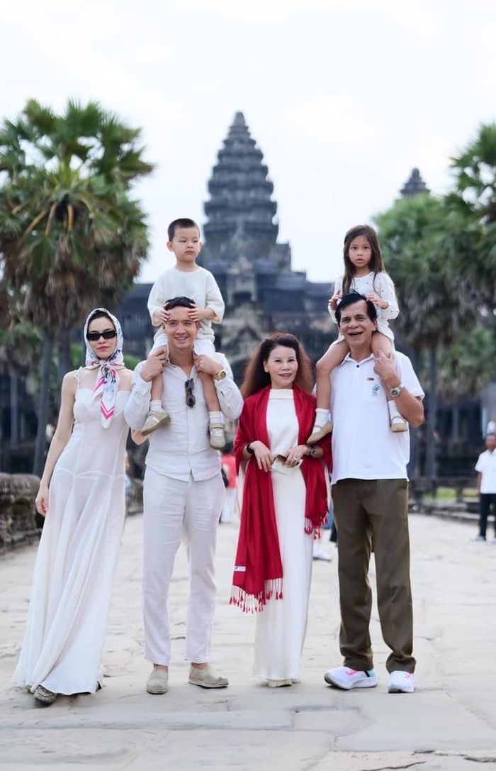 Đại gia đình nhà Hồ Ngọc Hà - Kim Lý du ngoạn ở Campuchia-2