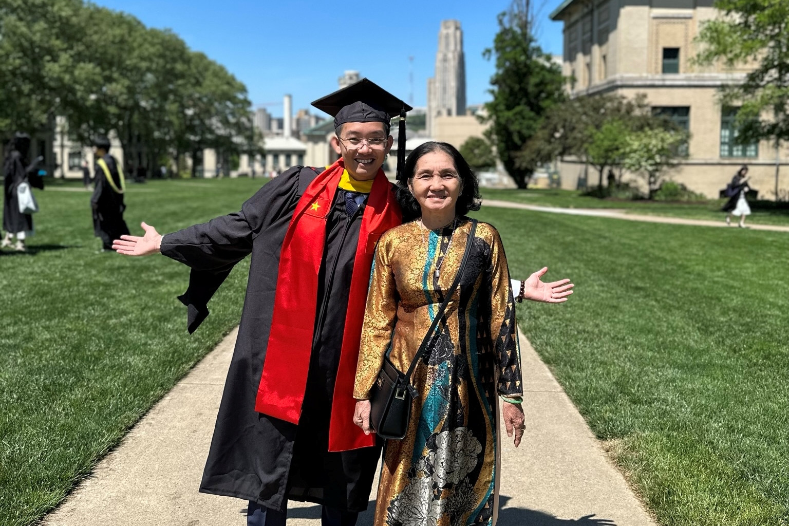 Chàng trai 4 lần trở thành thủ khoa vì ước mơ của mẹ-3