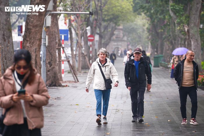 Hà Nội mờ mịt sương từ sáng đến trưa, ô nhiễm không khí thứ 2 thế giới-11