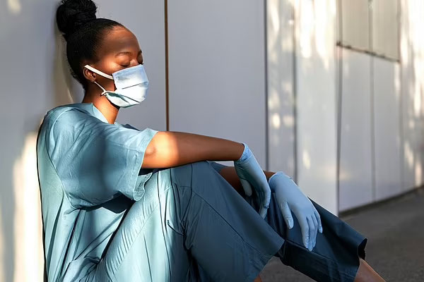 Bệnh nhân gây áp lực, ép y tá quỳ gối xin lỗi vì làm chảy máu khi rút kim truyền gây phẫn nộ-2