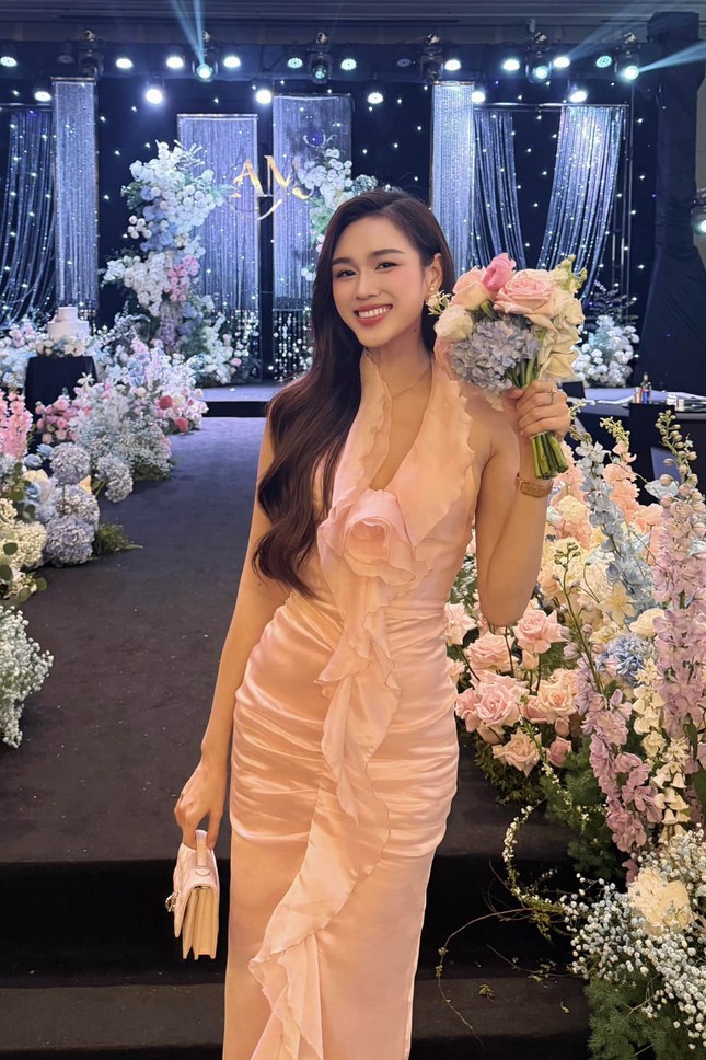 Áp dụng công thức này, Hoa hậu Đỗ Thị Hà luôn là khách mời đẹp nhất đám cưới-2