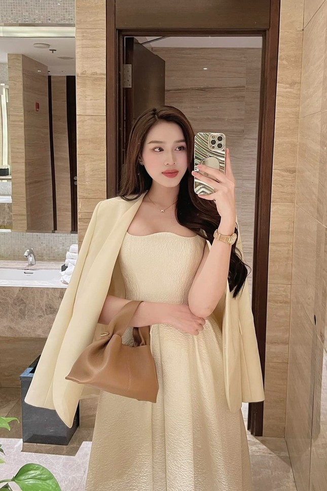 Áp dụng công thức này, Hoa hậu Đỗ Thị Hà luôn là khách mời đẹp nhất đám cưới-3