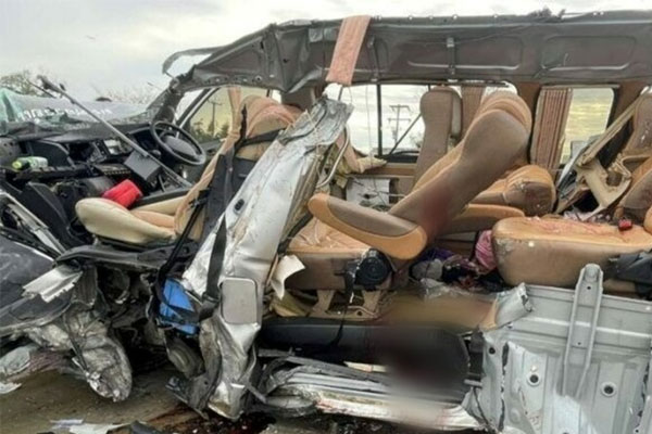 Kinh hoàng xe tải bị xé toạc” sau va chạm với xe đầu kéo, 9 người thương vong-1
